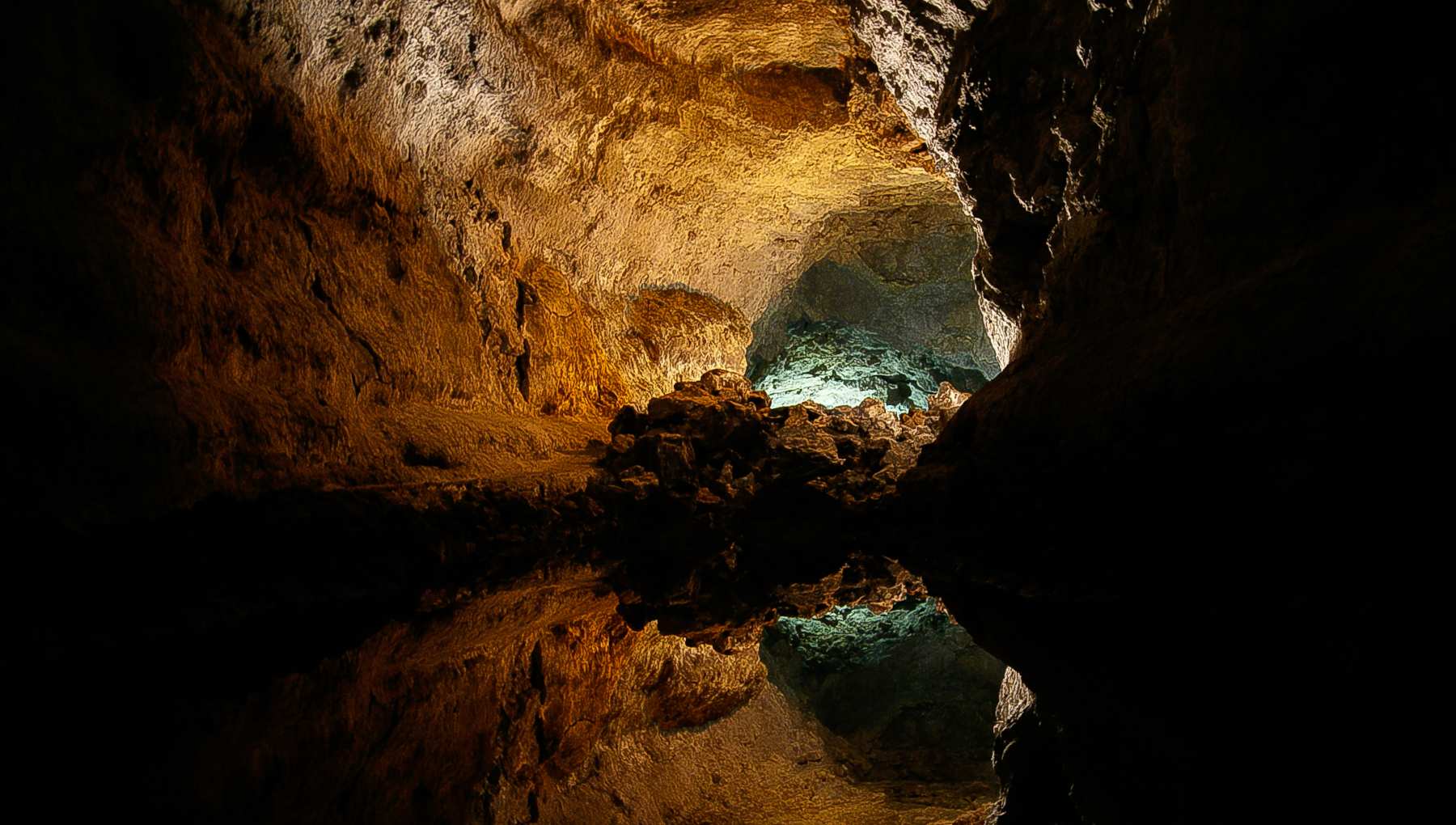cuevas de los verdes un paraiso natural en canarias