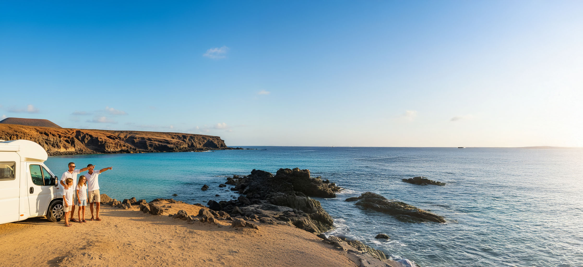 Alquiler de campers familiares en Lanzarote: familia con camper 4–5 plazas en playa de Papagayo