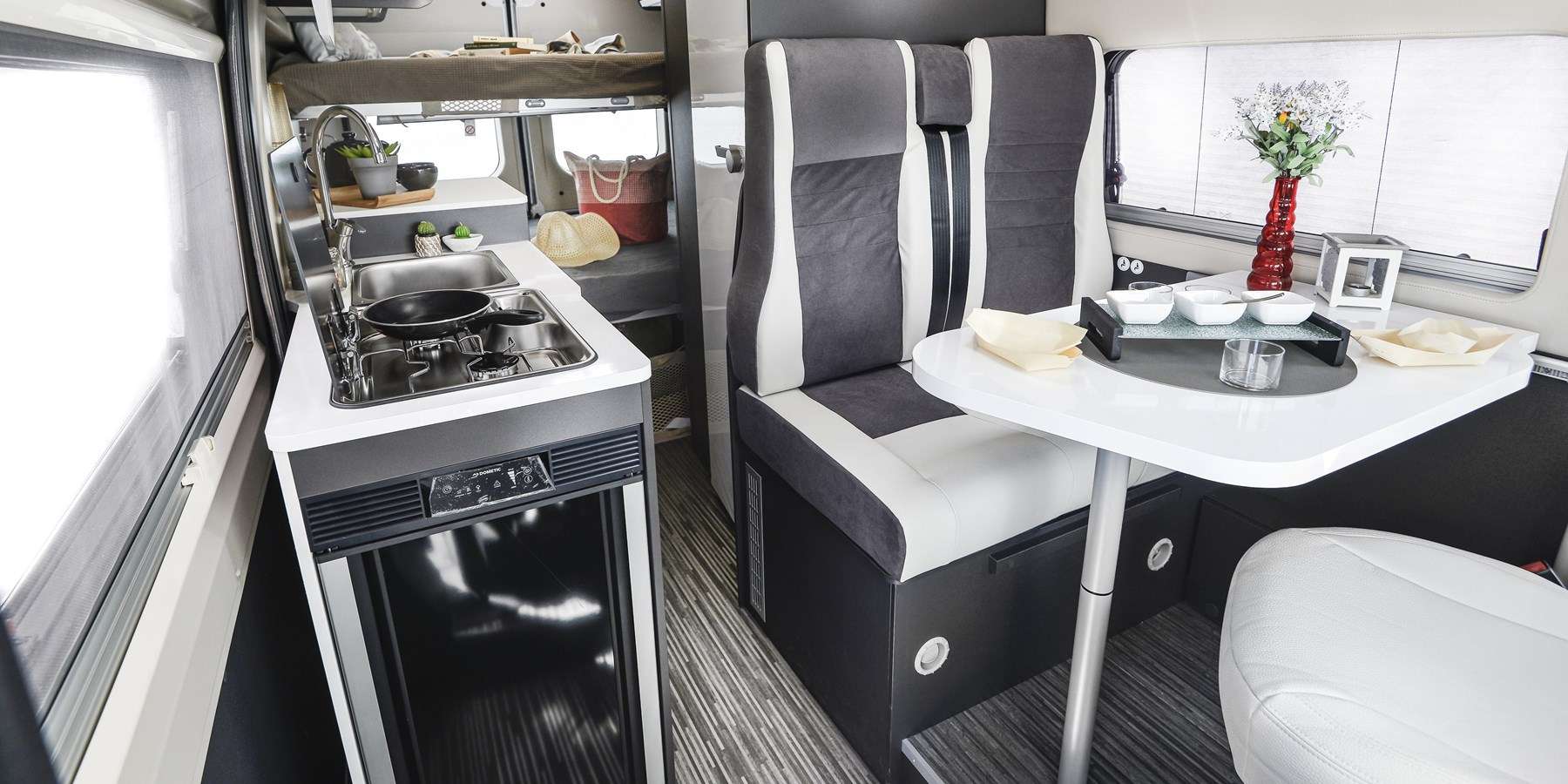 Interior de camper familiar en Lanzarote con camas dobles, literas y cocina